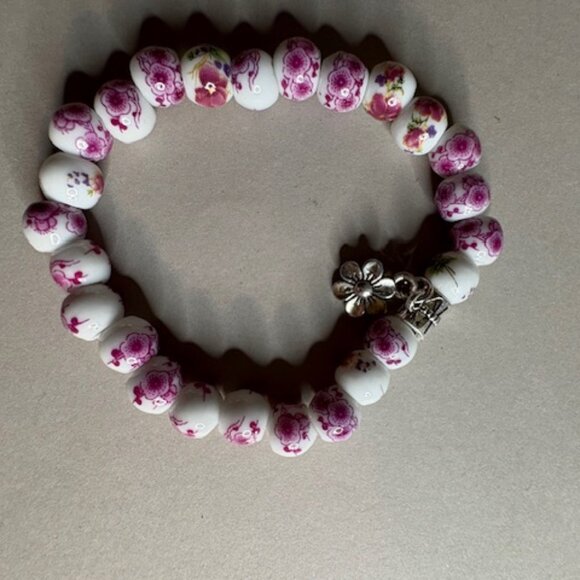 Four delicate stretch bracelets made of ceramic beads - Picture 5 of 6